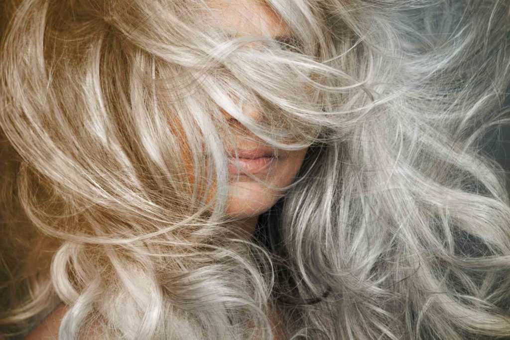 blonda-slingor-i-gratt-har