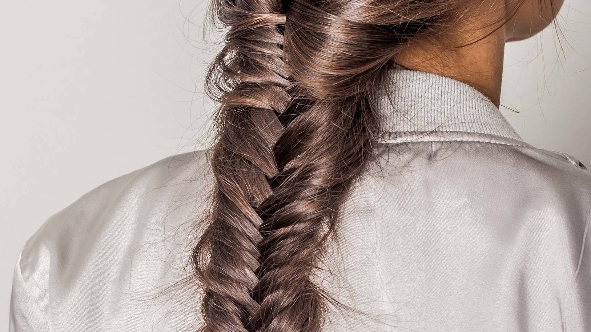 göra fiskbensfläta gora-fiskbensflata