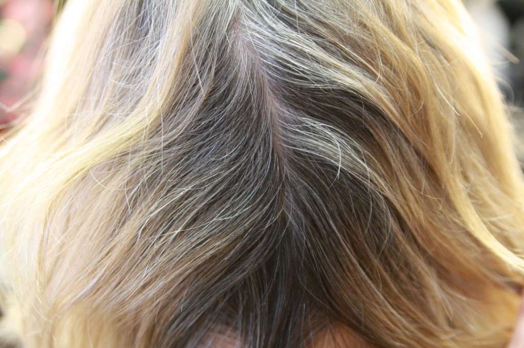 mörk utväxt hår under blont hår mork-utvaxt-har-under-blont-har